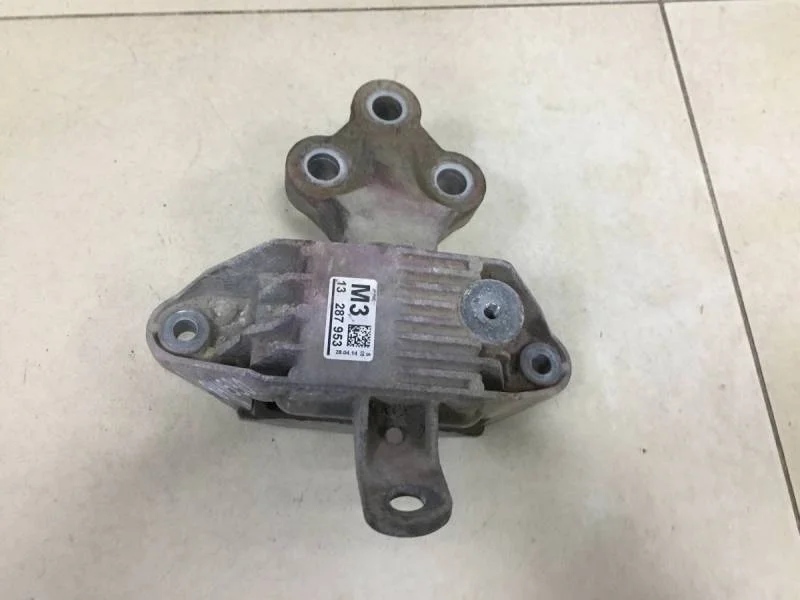 Опора двигателя левая Opel Astra J 2010-2017