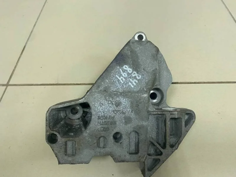 Кронштейн двигателя правый Audi A3 (8P) 2004-2013