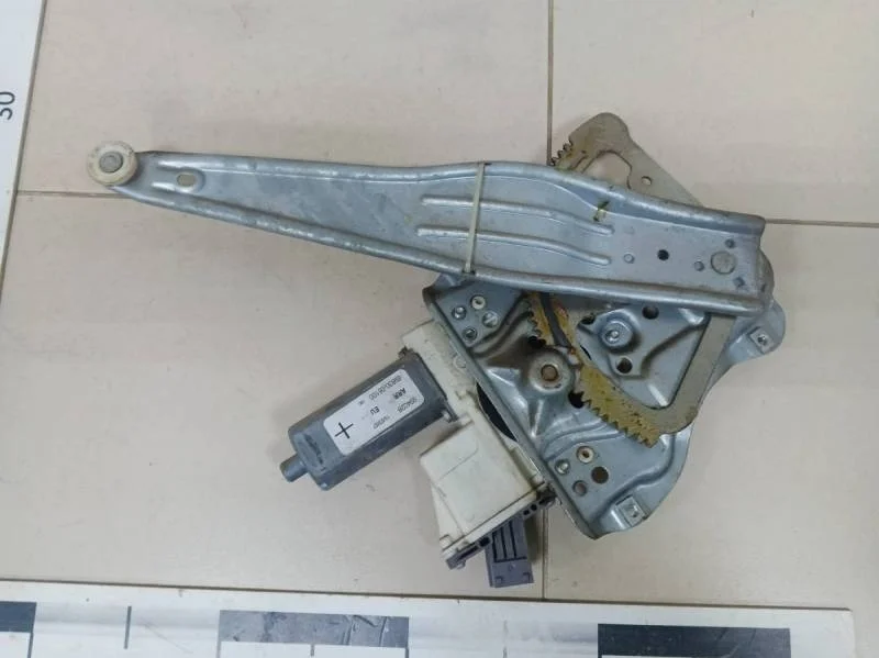 Стеклоподъемник электр. задний правый Toyota Avensis (T250) 2003-2009