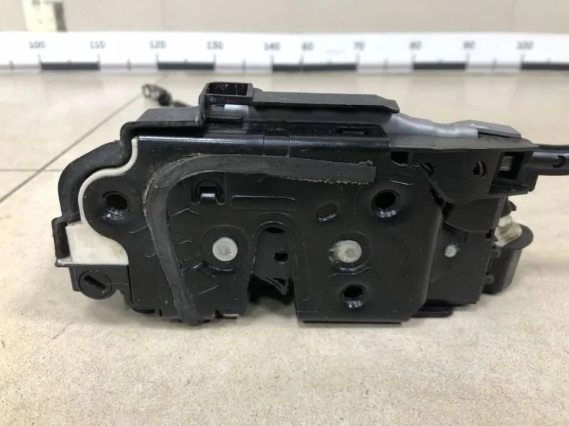 Замок двери задней правой Volkswagen Jetta (5K) 2011>