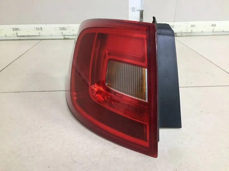 Фонарь задний наружный левый Volkswagen Jetta (5K) 2011>