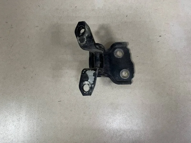 Петля двери передней левой нижняя Suzuki Liana 2001-2007