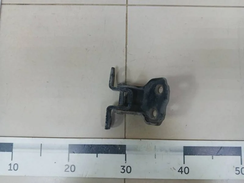 Петля двери передней правой нижняя Suzuki Liana 2001-2007