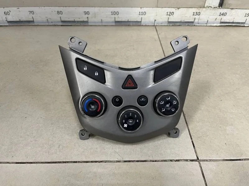 Блок управления климатической установкой Chevrolet Aveo T300 2011>