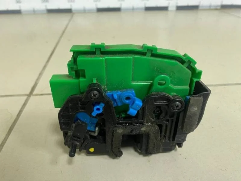 Замок двери задней правой Hyundai Solaris 2010-2017