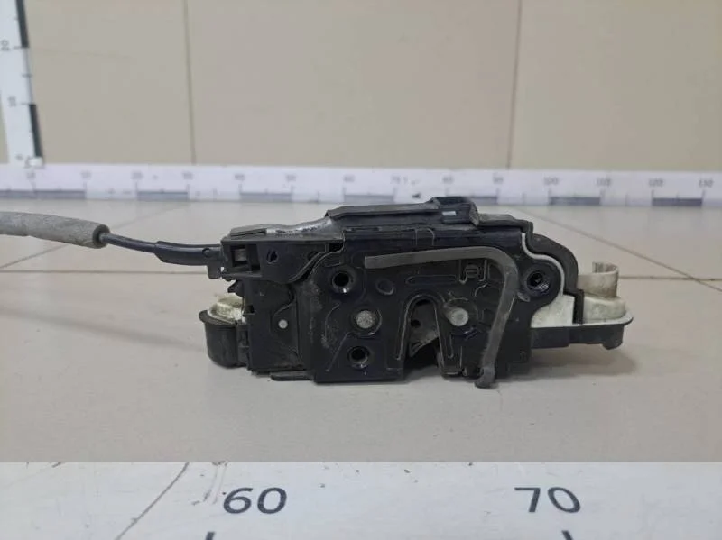 Замок двери передней левой Skoda Rapid 2012-2020