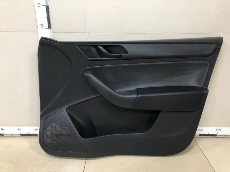 Обшивка двери передней правой Skoda Rapid 2012-2020