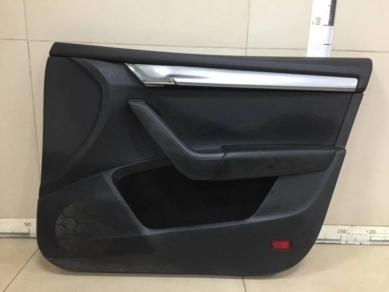 Обшивка двери передней правой Skoda Octavia (A7) 2013>