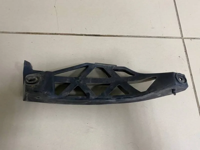 Направляющая заднего бампера правая Skoda Octavia (A5 1Z-) 2004-2013