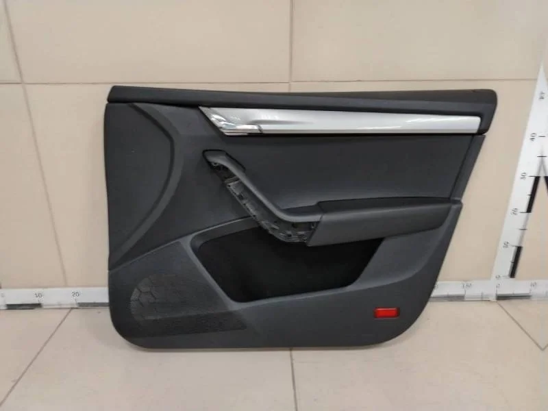 Обшивка двери передней правой Skoda Octavia (A7) 2013>