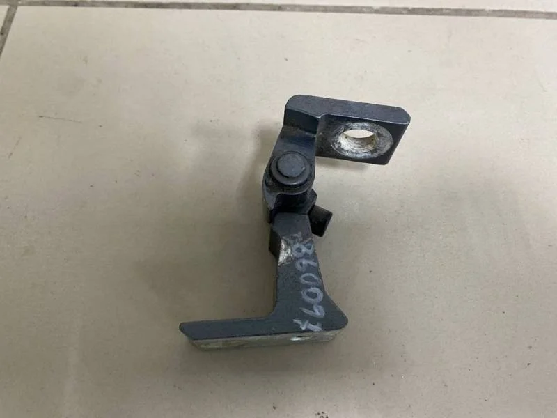 Петля двери задней правой верхняя Skoda Octavia (A7) 2013>