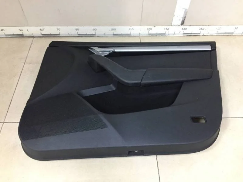 Обшивка двери передней правой Skoda Octavia (A7) 2013>