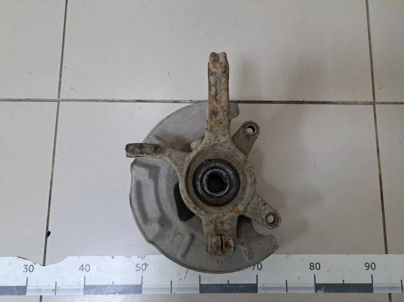 Кулак поворотный передний левый Suzuki SX4 2006-2013