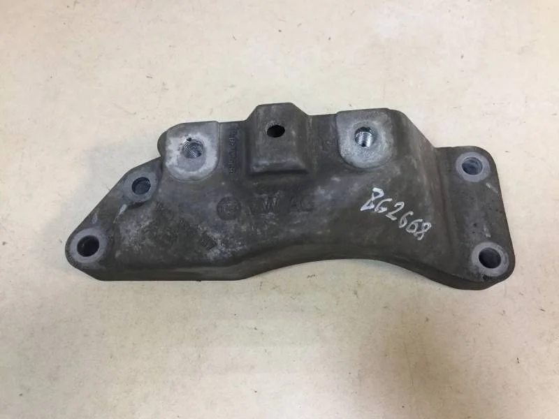 Кронштейн КПП левый Skoda Octavia (A7) 2013>