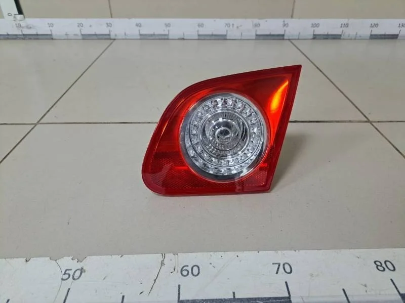 Фонарь задний внутренний правый Volkswagen Passat B6 2005-2010