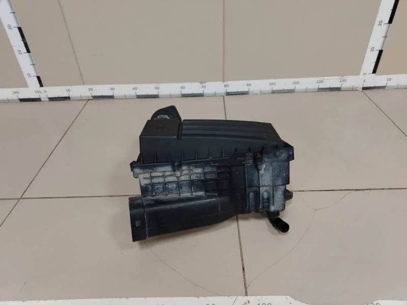 Корпус воздушного фильтра Volkswagen Passat B6 2005-2010