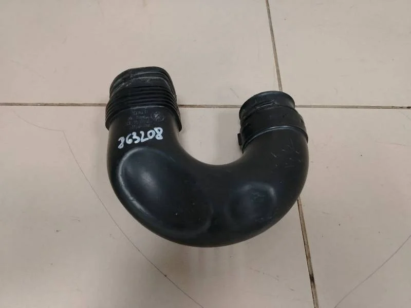 Патрубок воздушного фильтра Volkswagen Passat B6 2005-2010