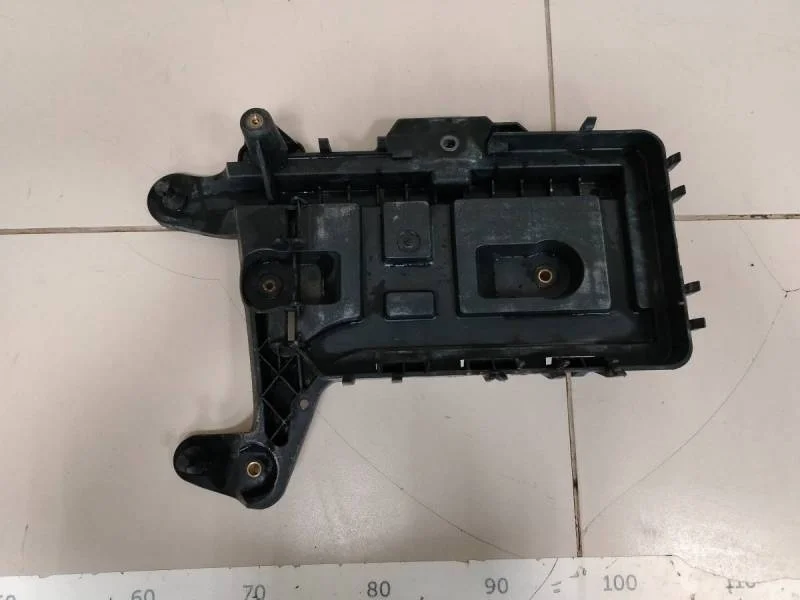 Крепление аккумулятора Volkswagen Passat B6 2005-2010