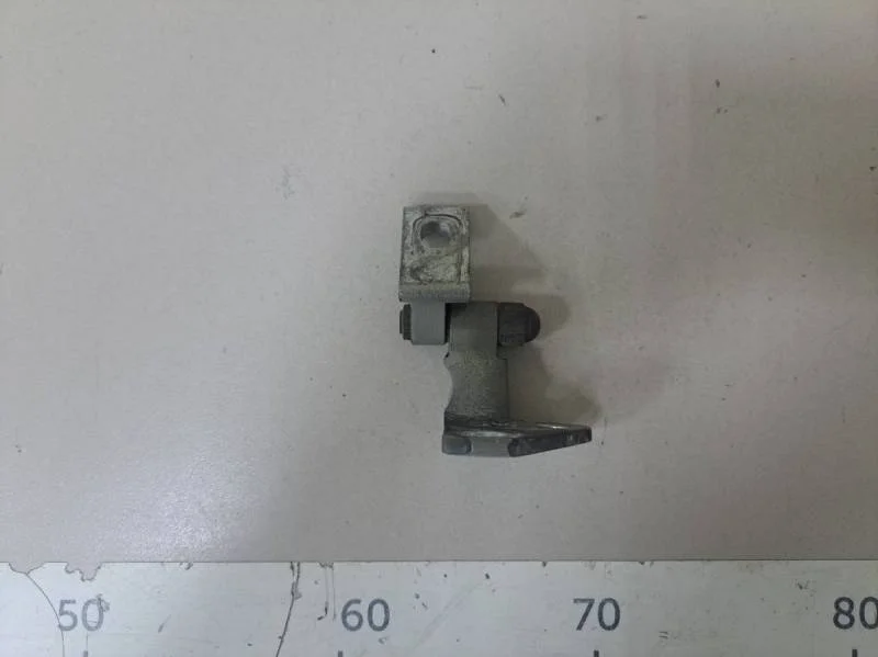 Петля двери передней левой верхняя Volkswagen Passat B6 2005-2010