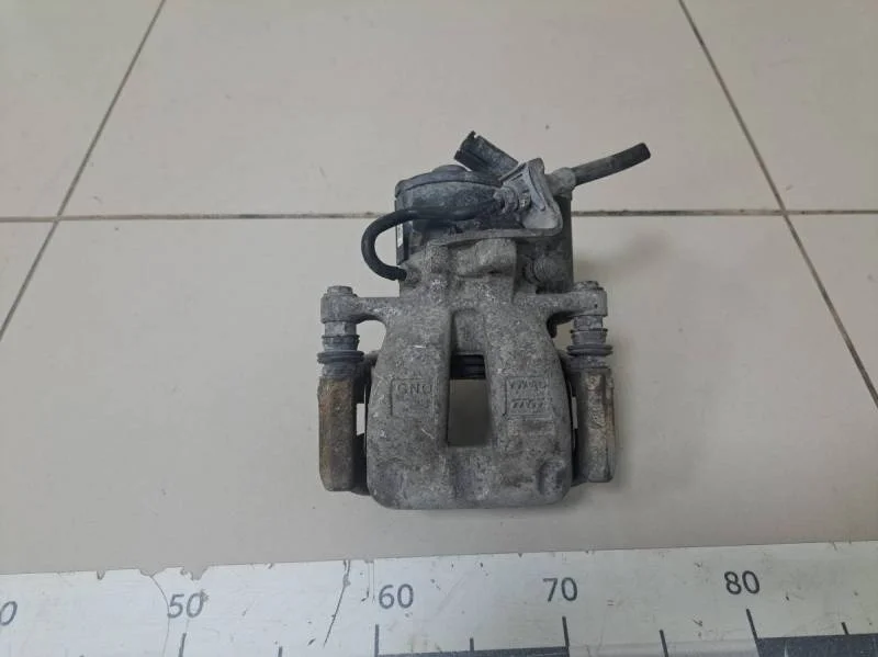 Суппорт задний левый Volkswagen Passat B6 2005-2010