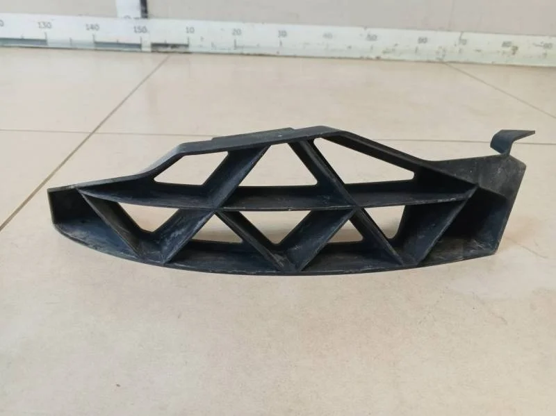 Направляющая заднего бампера правая Skoda Octavia (A5 1Z-) 2004-2013