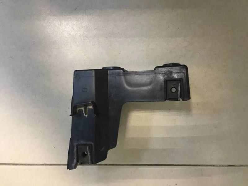 Кронштейн заднего бампера правый Volkswagen Jetta (1K) 2006-2011