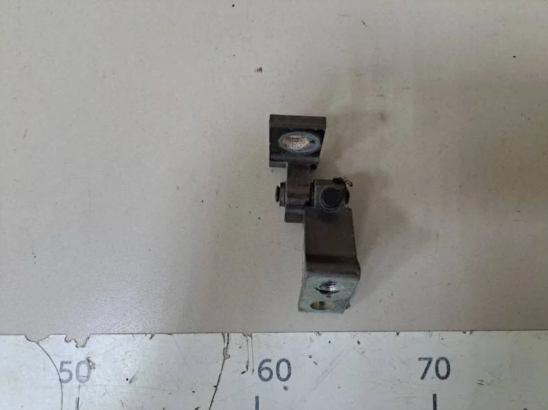 Петля двери Volkswagen Jetta (5K) 2011>