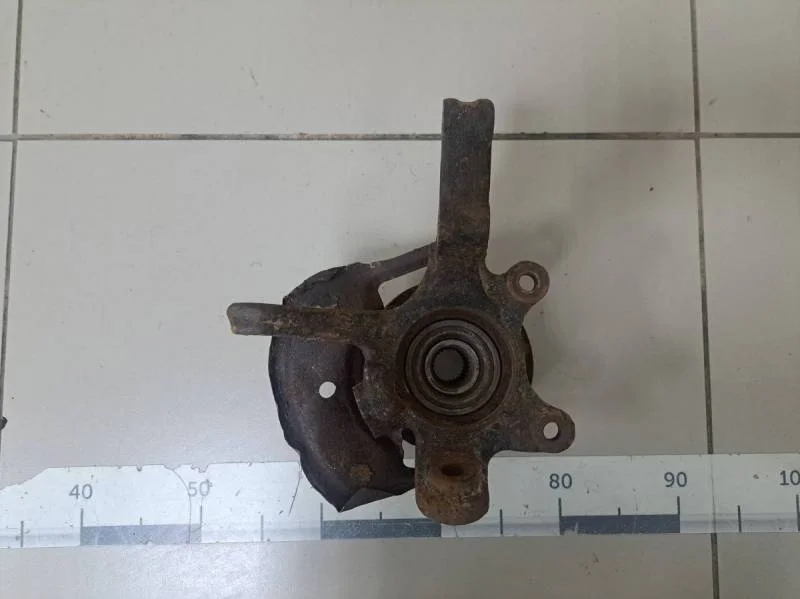 Кулак поворотный передний левый Nissan Almera (N16) 2000-2006