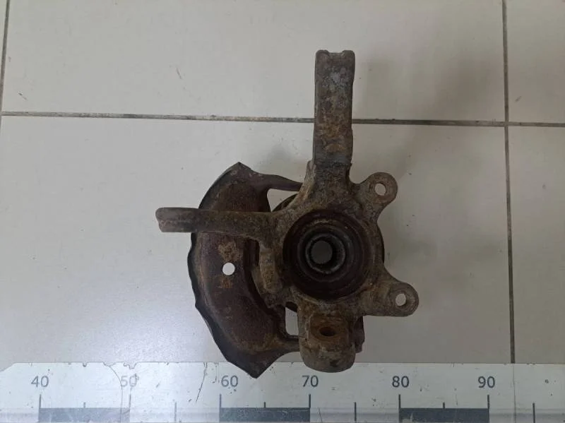 Кулак поворотный передний левый Nissan Almera (N16) 2000-2006