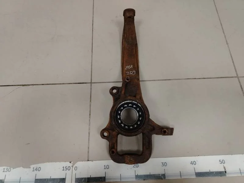 Кулак поворотный передний левый Volkswagen Touareg (7L) 2002-2010