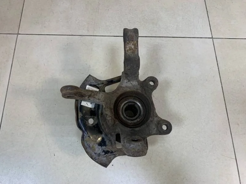 Кулак поворотный передний левый Nissan Almera (N16) 2000-2006