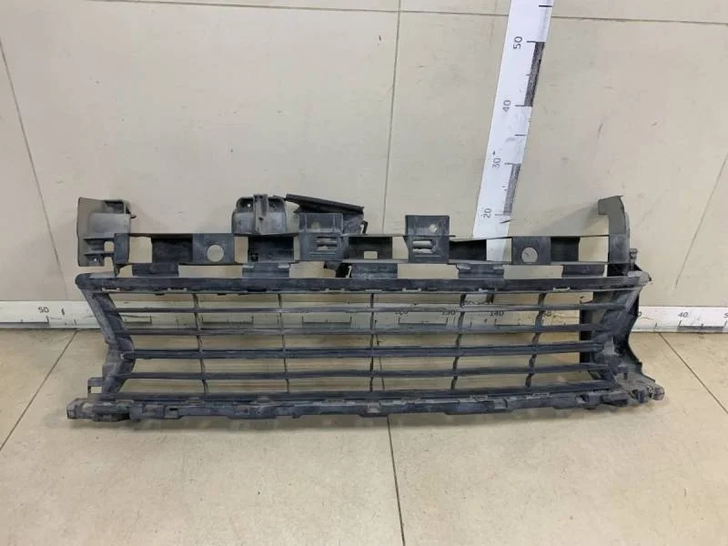 Решетка в бампер центральная Renault Logan (2) 2014>