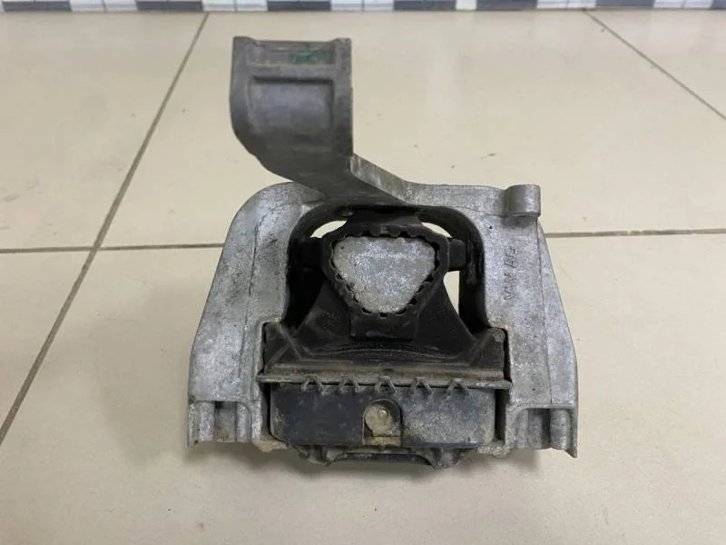 Опора двигателя правая Skoda Octavia (A7) 2013>