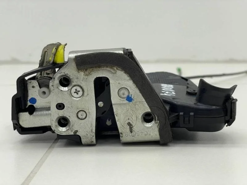 Замок двери передней левой Toyota Avensis (T250) 2003-2009