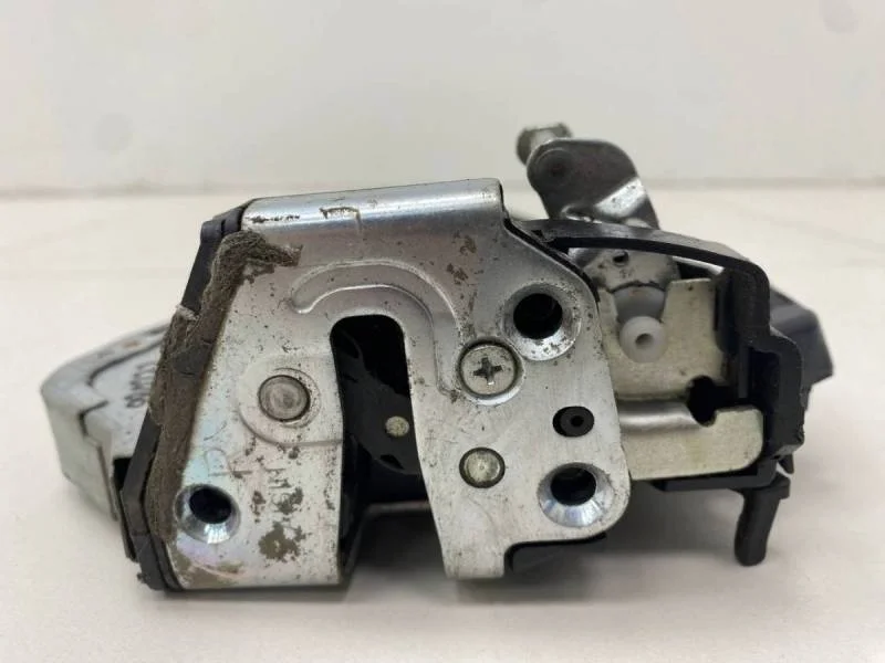 Замок двери задней правой Toyota Avensis (T250) 2003-2009