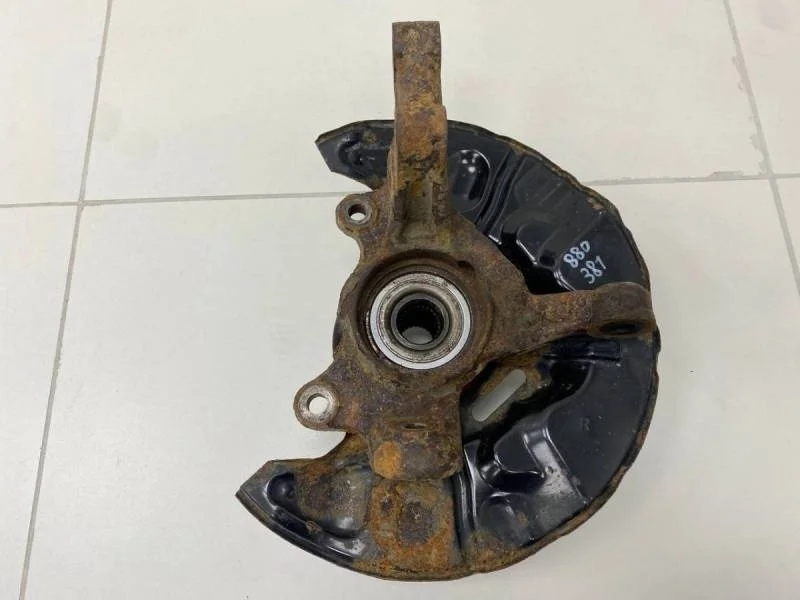 Кулак поворотный передний правый Toyota Avensis (T250) 2003-2009