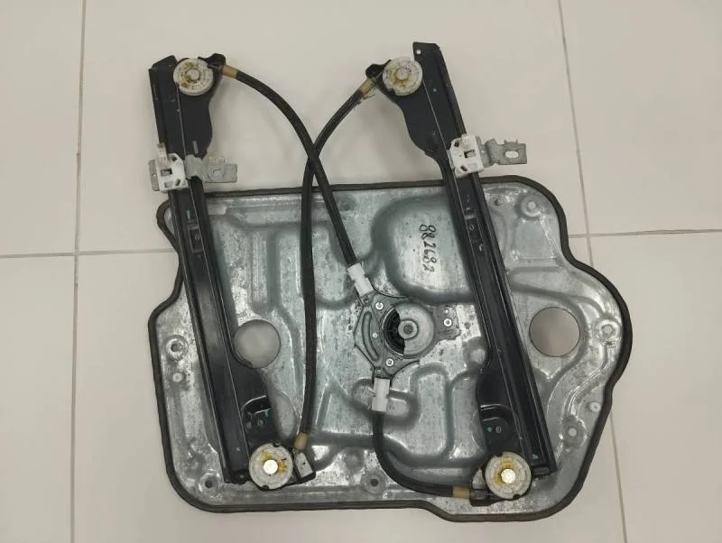 Стеклоподъемник электр. передний правый Nissan Qashqai (J10) 2006-2013