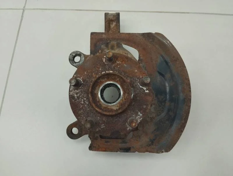 Кулак поворотный передний левый Nissan Qashqai (J10) 2006-2013