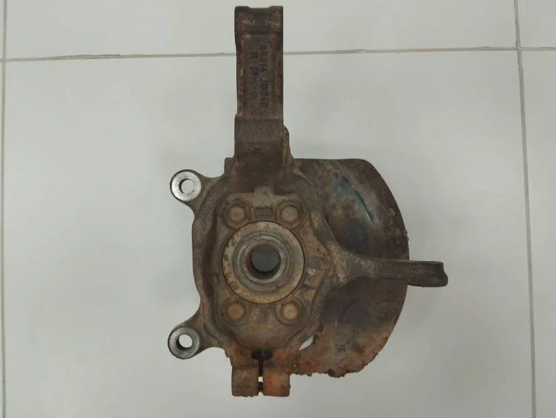 Кулак поворотный передний правый Nissan Qashqai (J10) 2006-2013