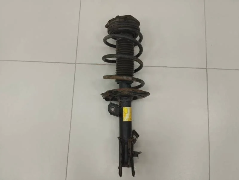 Амортизатор передний правый Nissan Qashqai (J10) 2006-2013