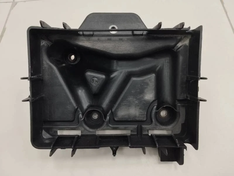 Крепление АКБ (корпус / подставка) Volkswagen Polo (Sed RUS) 2011>