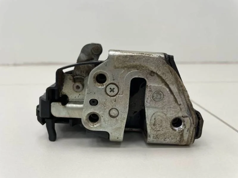 Замок двери задней левой Toyota Corolla E150 2006-2013