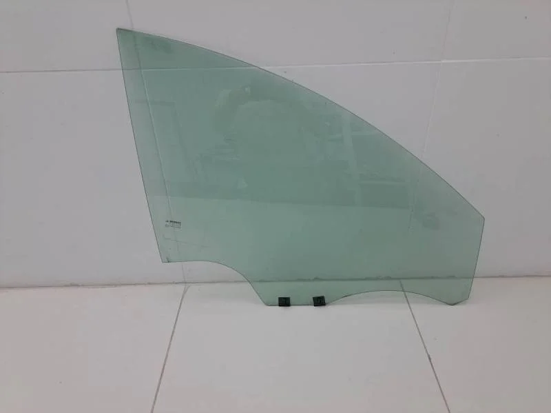 Стекло двери передней правой Renault Sandero 2014>