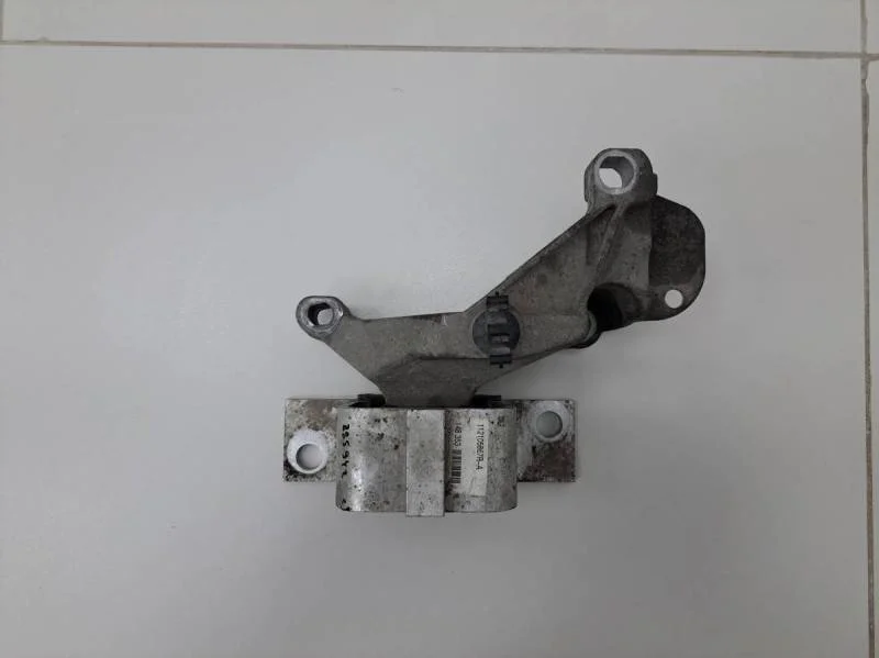 Опора двигателя правая Renault Sandero 2014>