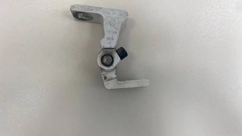 Петля двери Volkswagen Polo (Sed RUS) 2011>