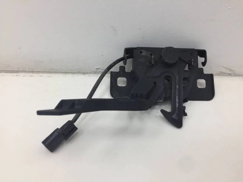 Замок капота Renault Sandero 2014>