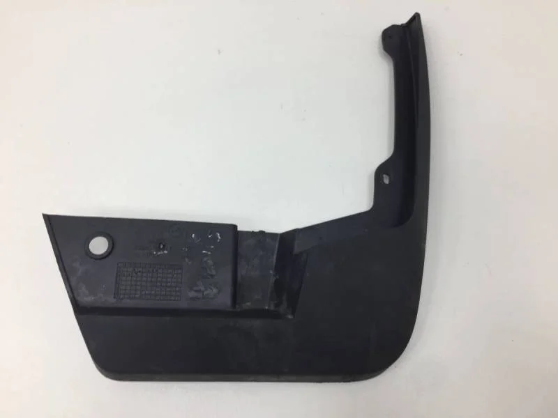 Брызговик передний правый Renault Sandero 2014>