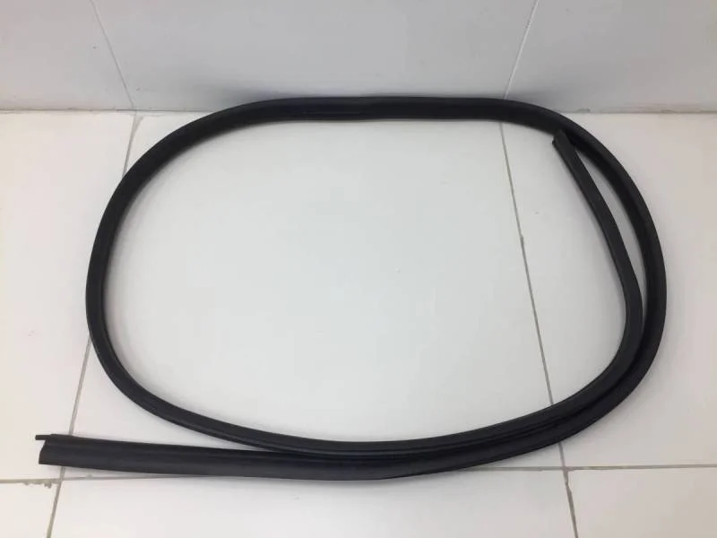 Уплотнитель проема двери передней правой Renault Sandero 2014>