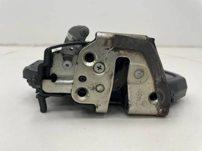 Замок двери задней левой Toyota Corolla E120 2001-2007