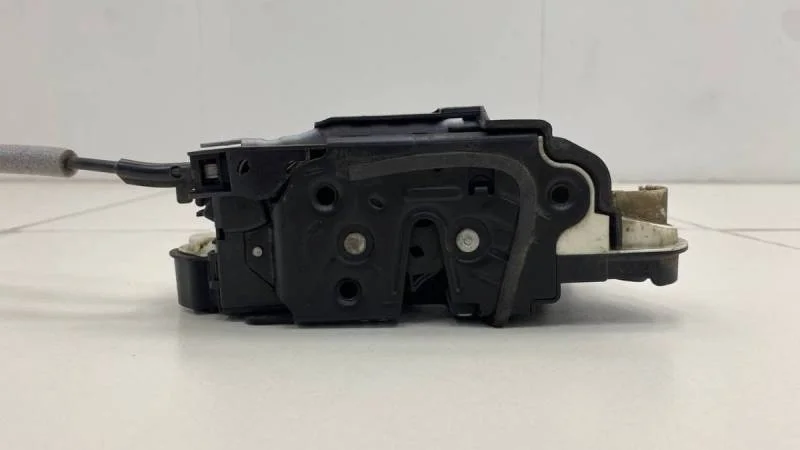 Замок двери передней левой Skoda Rapid 2012-2020